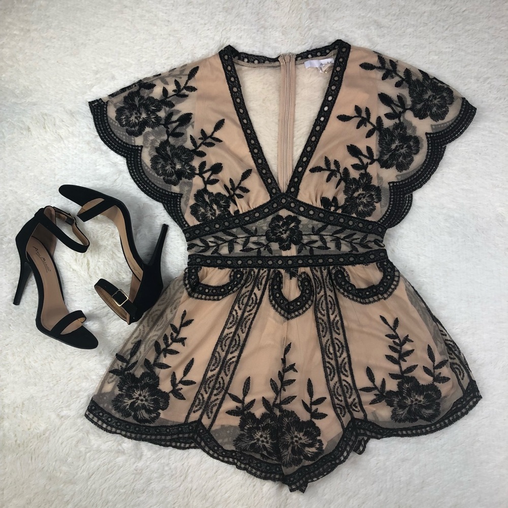 ๐Nude Lace Romper - Picture 3 of 4