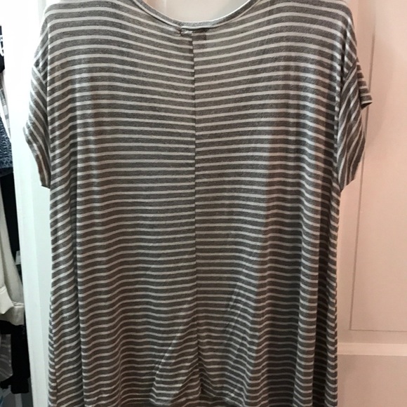 Abound XL Grey & white striped v-neck T - Picture 4 of 5