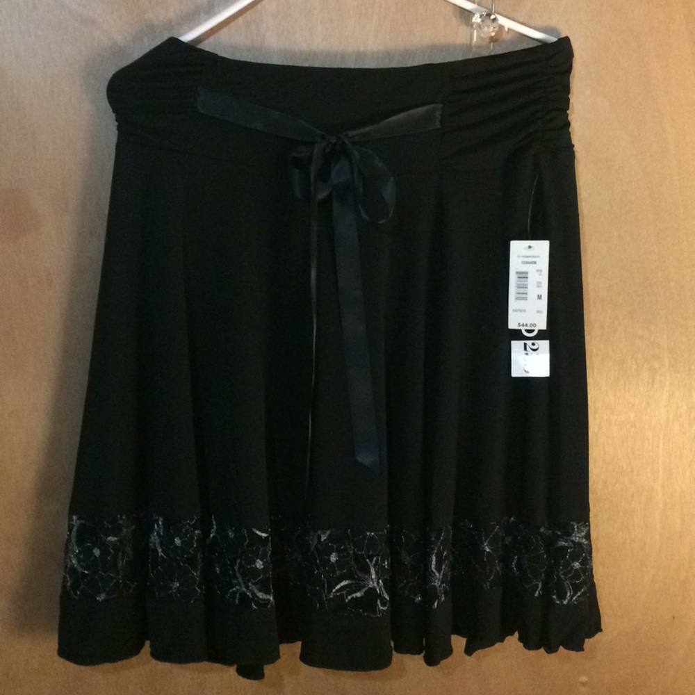 Black skirt with lace inset med