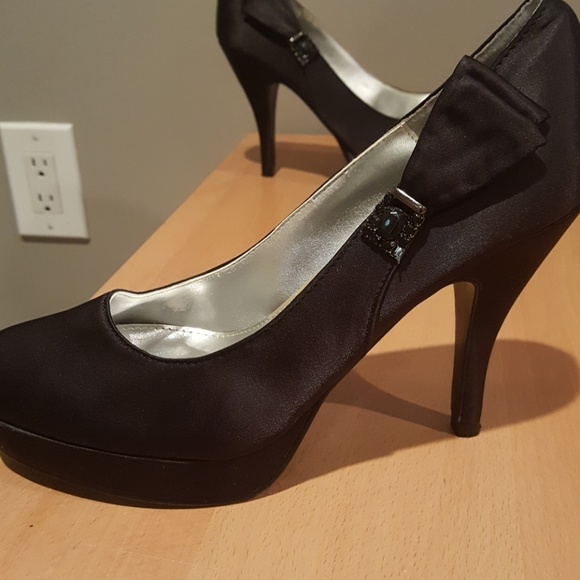 Shoes - Picture 4 of 5