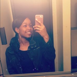 Meet your Posher, Dee