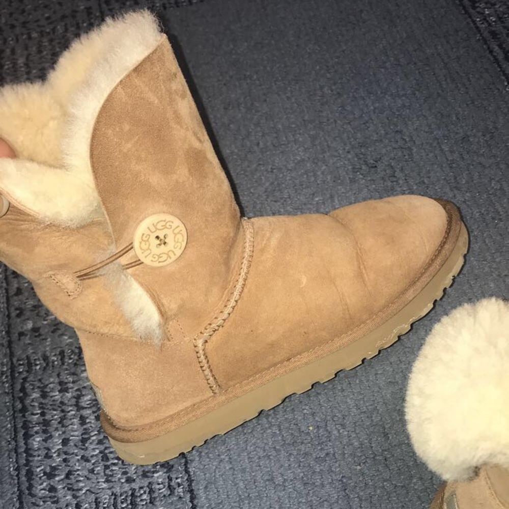 Like new Bailey Button ugg boots
