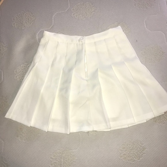 White tennis skirt - Picture 3 of 4