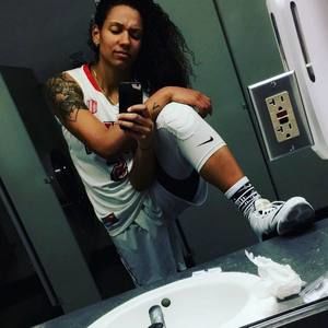 Meet your Posher, Simone