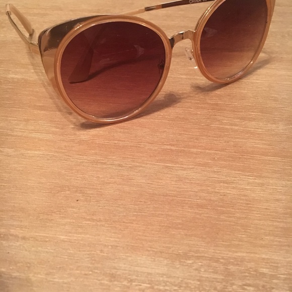 Forever 21 Oversized Cat-Eye Sunglasses - Picture 2 of 4