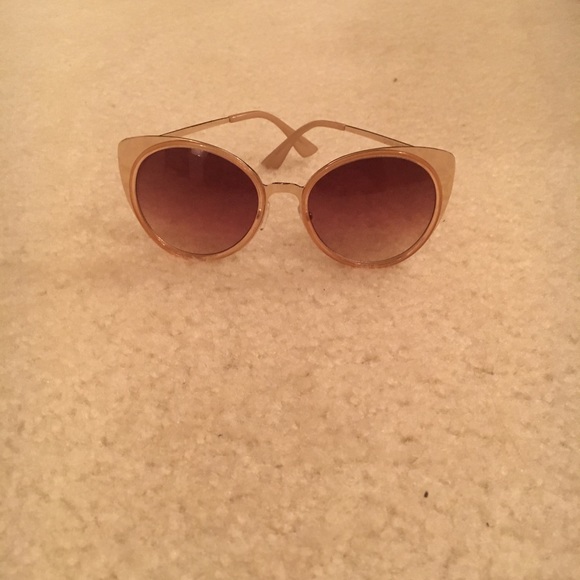 Forever 21 Oversized Cat-Eye Sunglasses - Picture 4 of 4