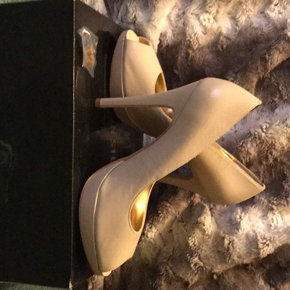 Colin Stuart blonde heels size 8