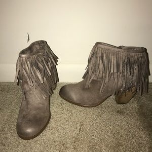 NEW taupe fringe and chain heeled booties size 7