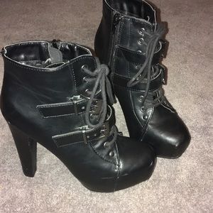 Deb high heeled booties size 6