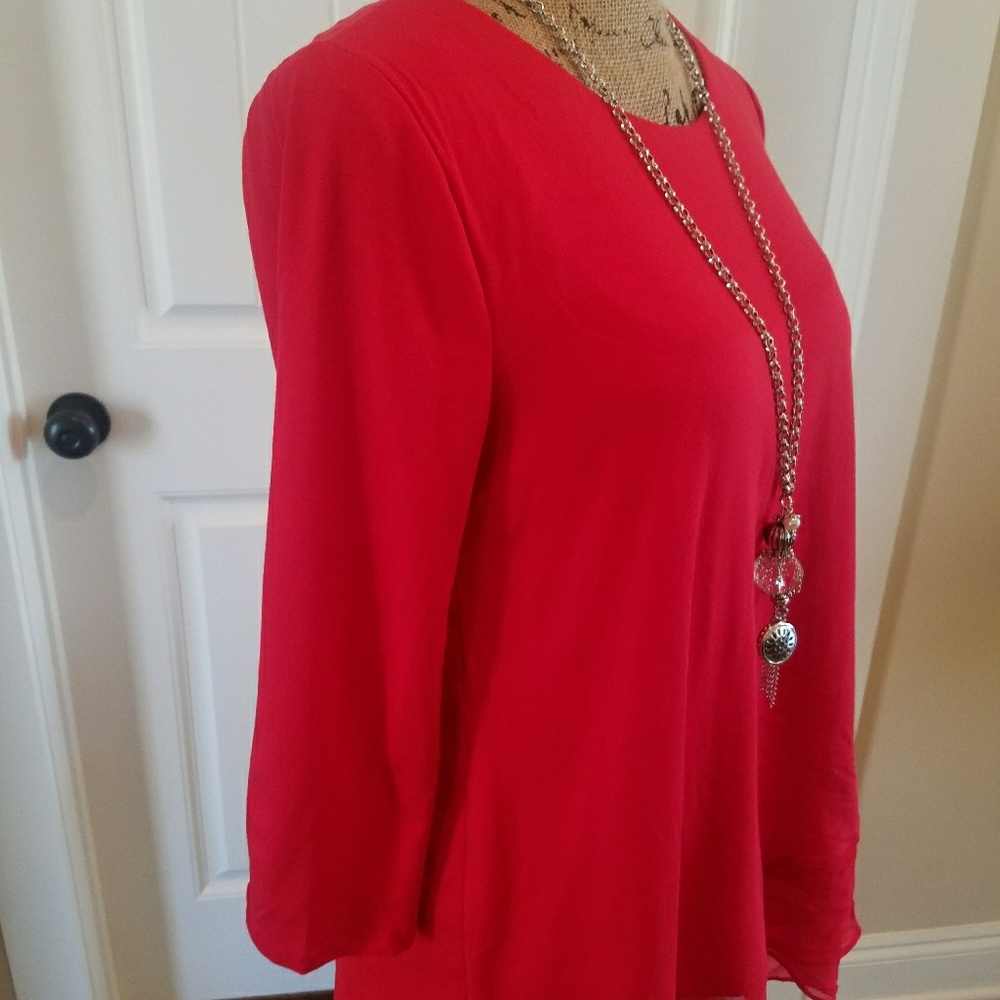 NWT Vince Camuto asymmetrical top sheer hem red sm
