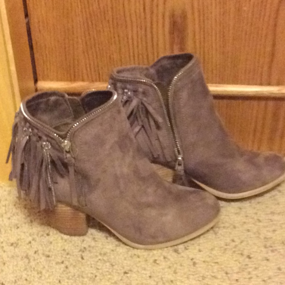 Women’s beige suede ankle fringe booties