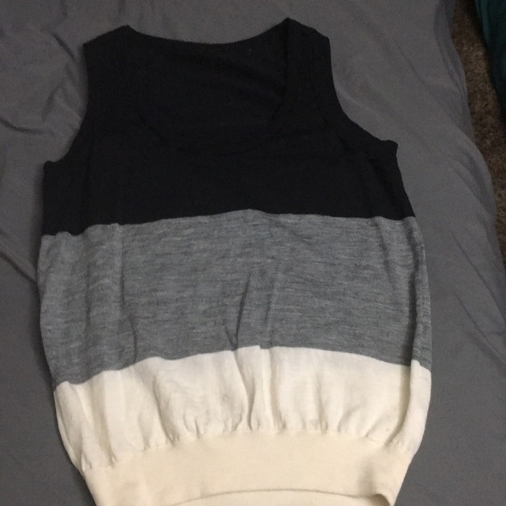 No sleeve shirt.