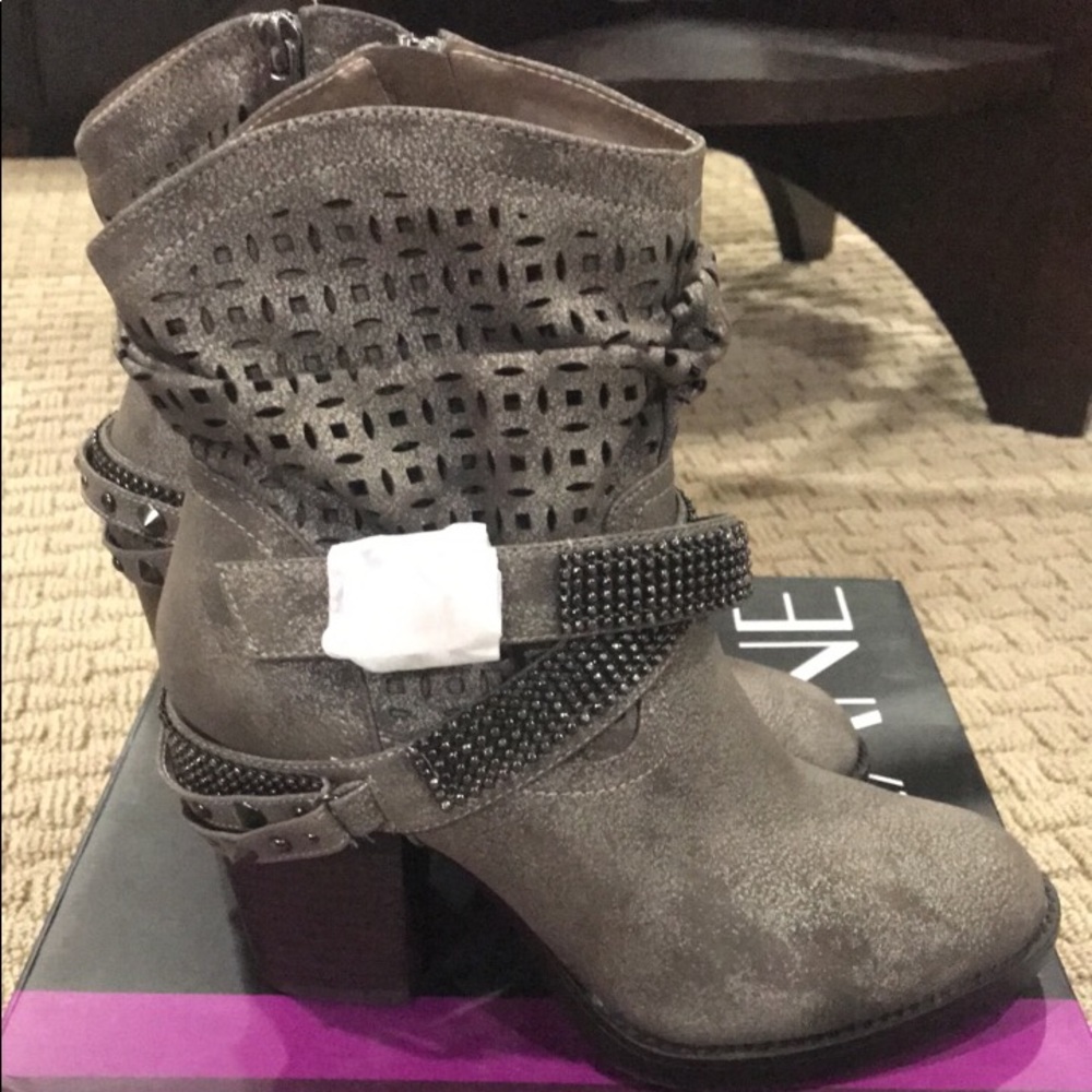 Women’s boots.  8 wide color zinc.
