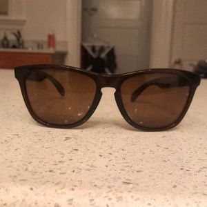 Oakley frog skins brown, with polarization