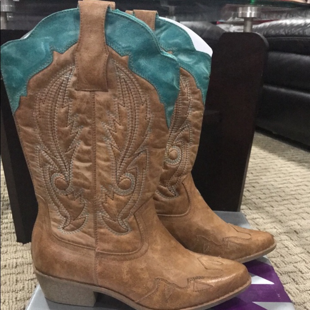 Women’s cowboy boots.  7 wide tan / turquoise
