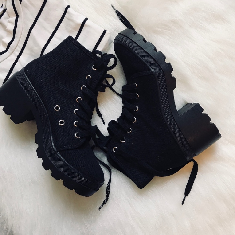 🔴SOLD🔴 Chunky lace boots