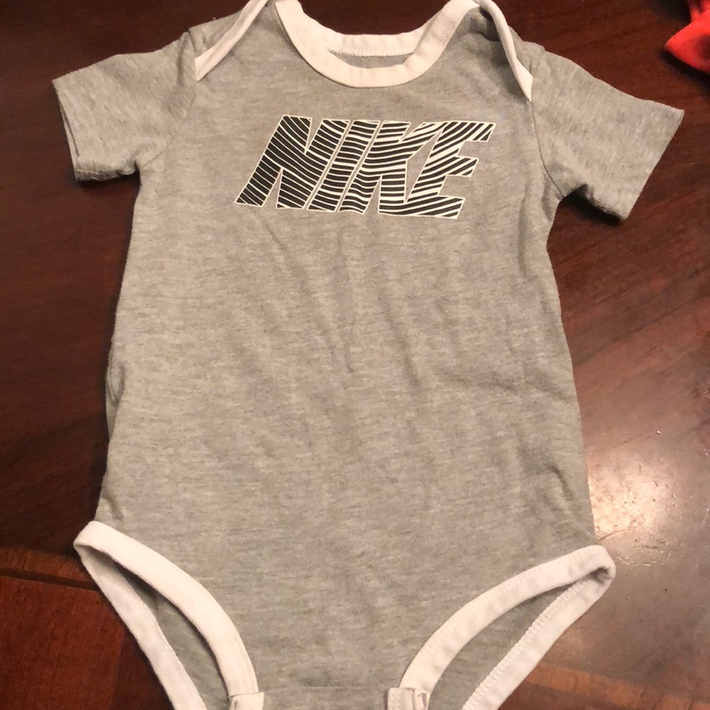 Nike onesie shirt size 6-9 months