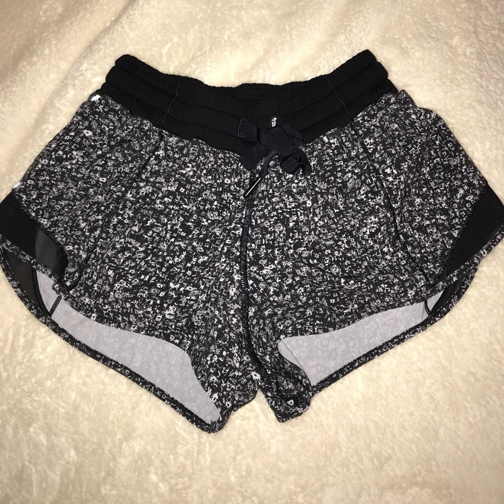 Lululemon “Hotty Hot Shorts 2.5” shorts size 4