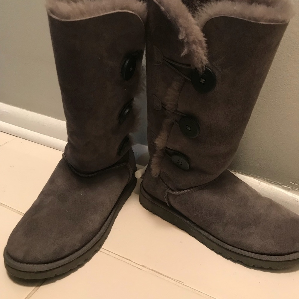 Tall UGG boots with buttons and fur