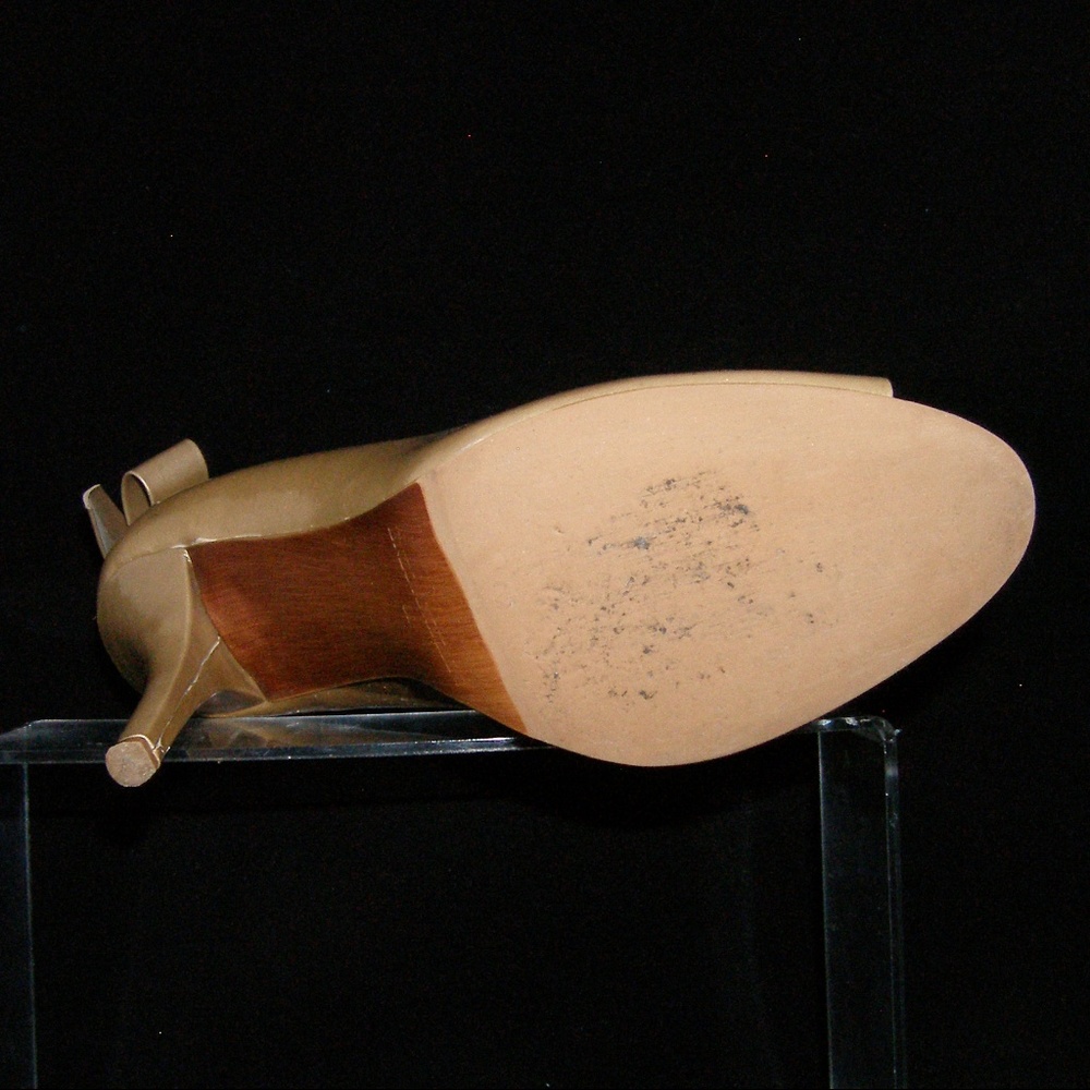 Enzo Angiolini 'Mistle' gold leather bow pump 8M - Picture 2 of 8