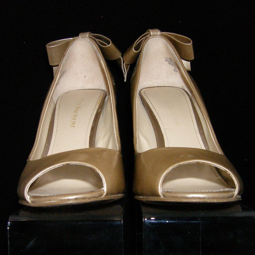 Enzo Angiolini 'Mistle' gold leather bow pump 8M - Picture 6 of 8