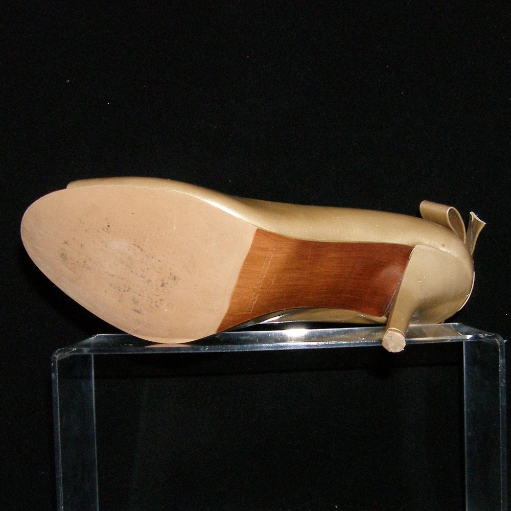 Enzo Angiolini 'Mistle' gold leather bow pump 8M - Picture 3 of 8