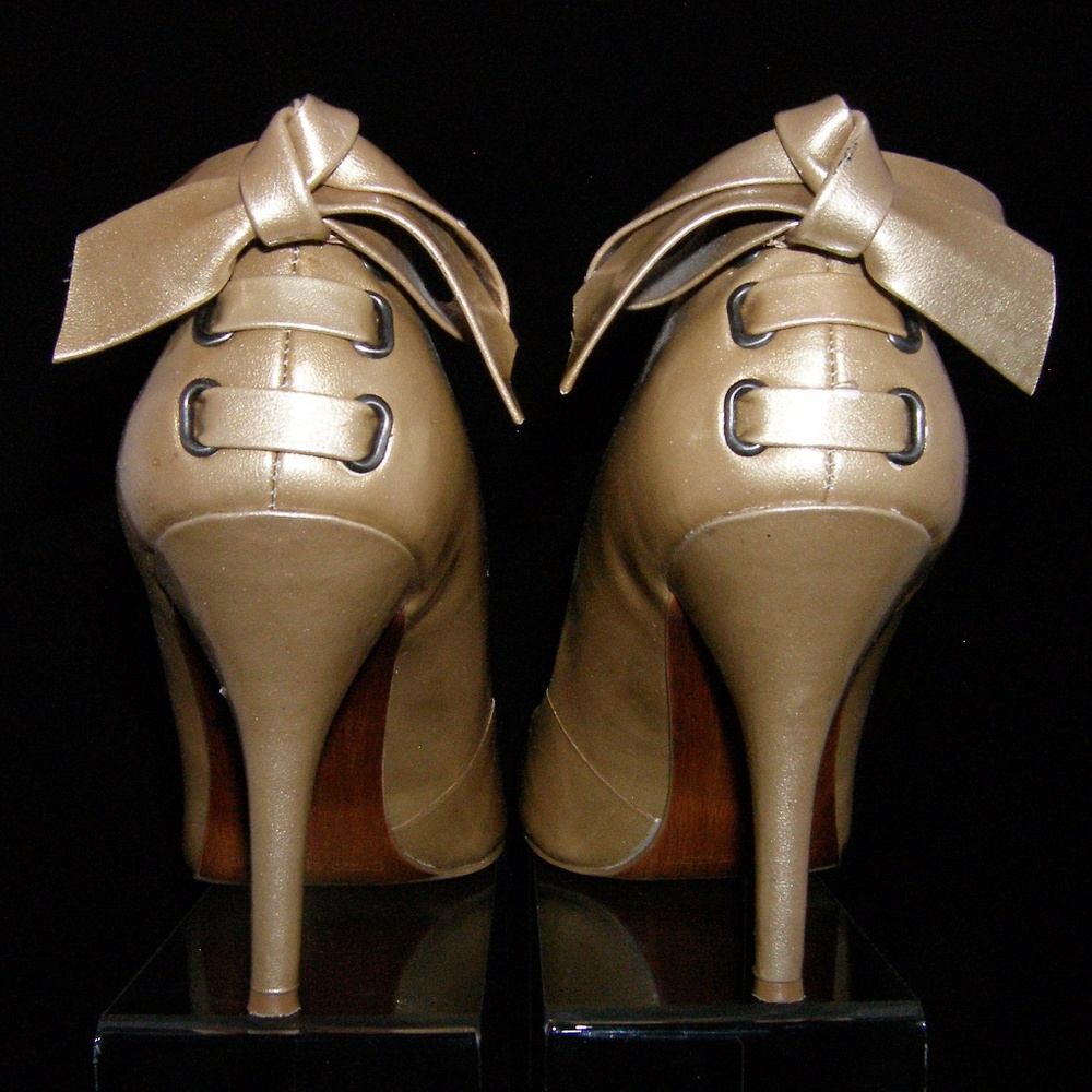 Enzo Angiolini 'Mistle' gold leather bow pump 8M - Picture 5 of 8