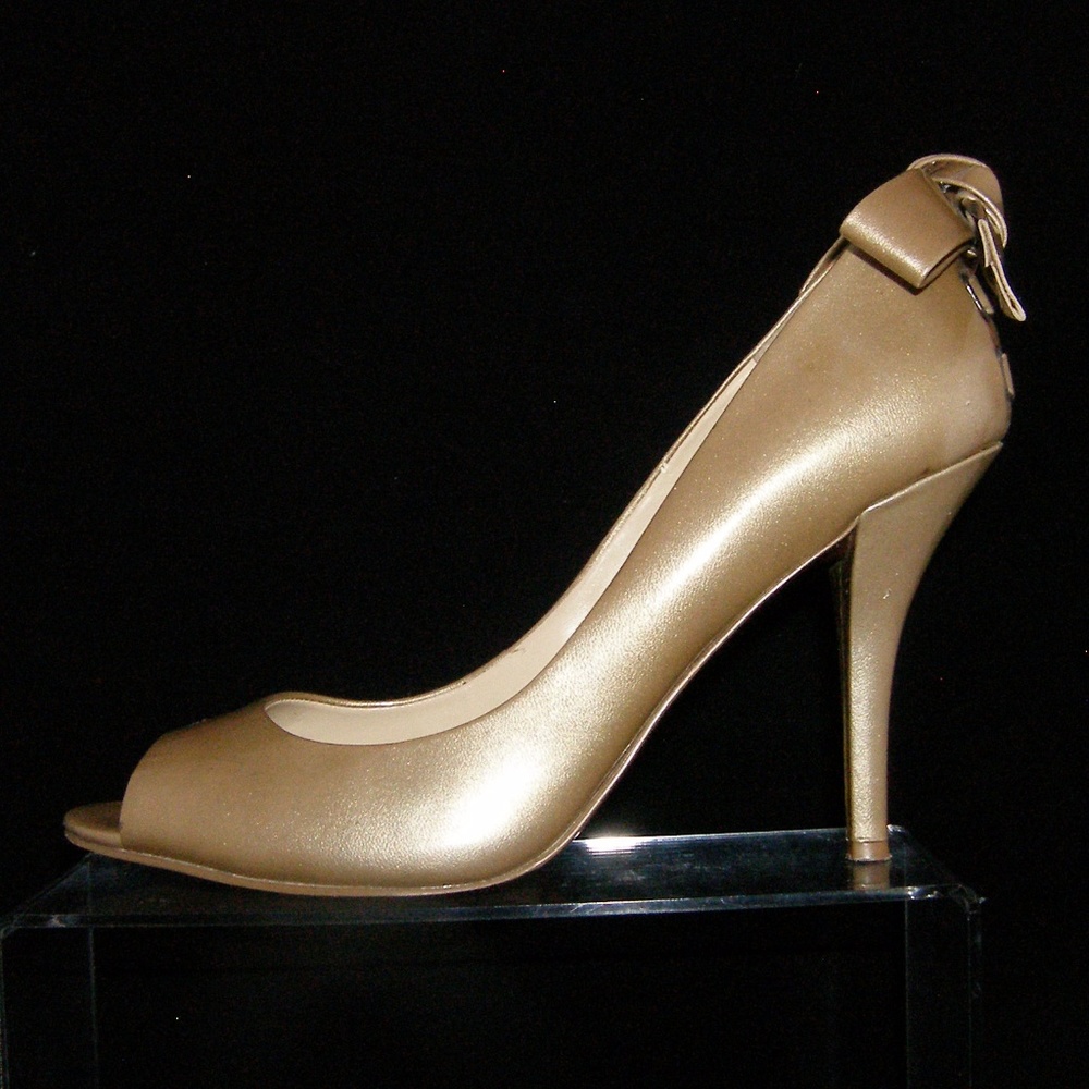 Enzo Angiolini 'Mistle' gold leather bow pump 8M - Picture 4 of 8