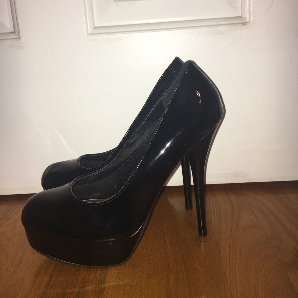 Hot tomato black heels!