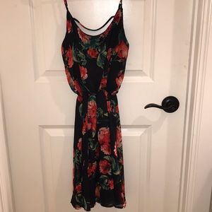 Everly Strappy Floral Dress 🌹