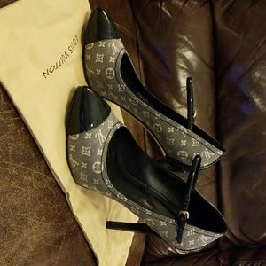 Louis Vuitton Romance Strap Pump
