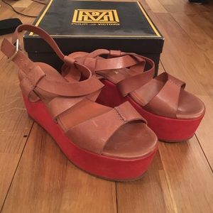 Pour La Victoire platform wedge in cognac leather