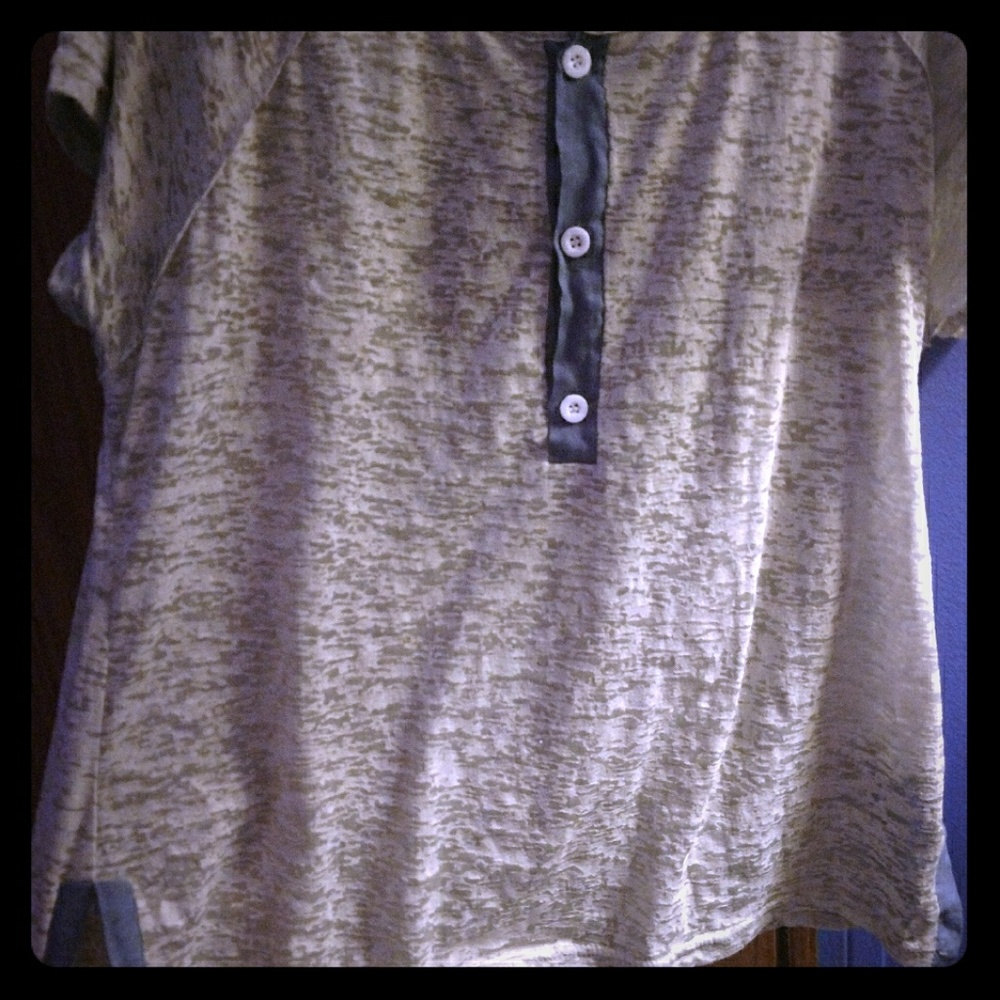 Short-sleeve button-up t