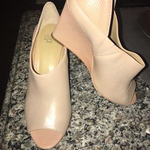 🎉🎉HP 12/17 🚨Ann Taylor Wedge 👠🎉🎉