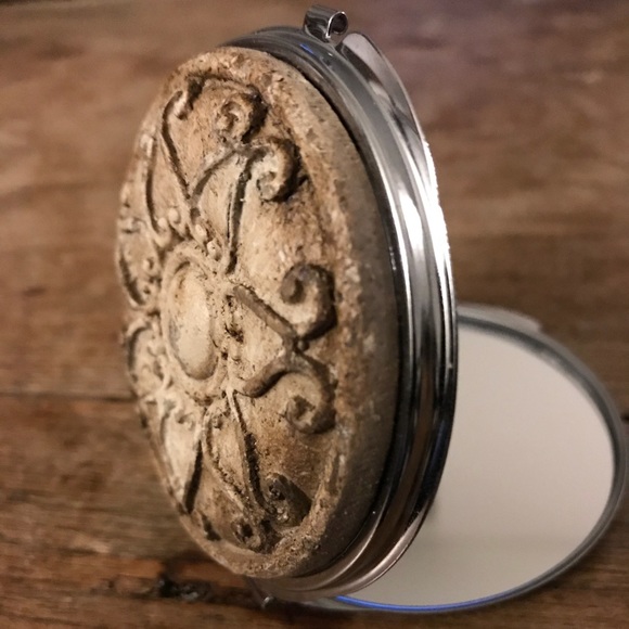 Decorative Stone Compact Mirror - Picture 3 of 4