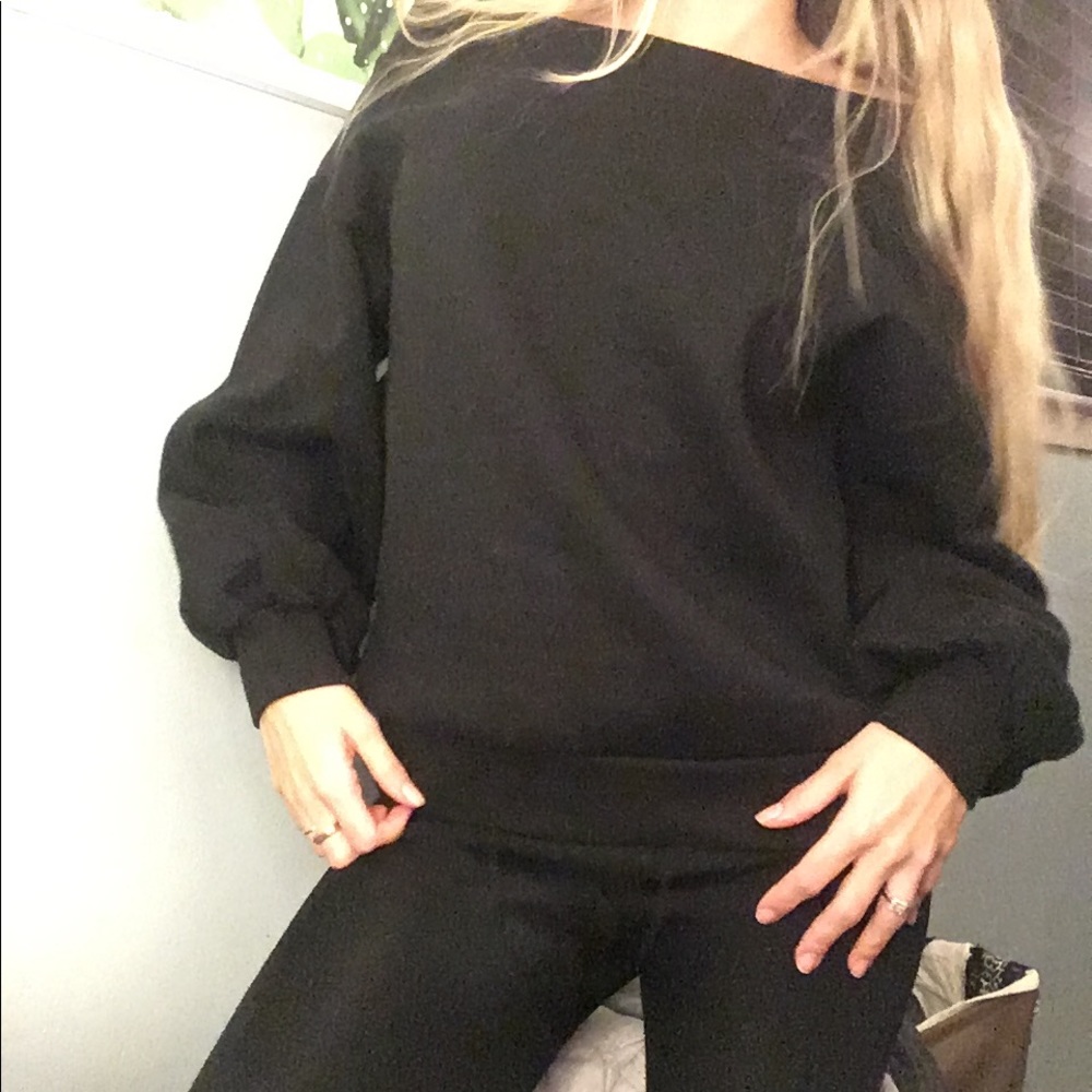Wide shoulder Sweater NWT