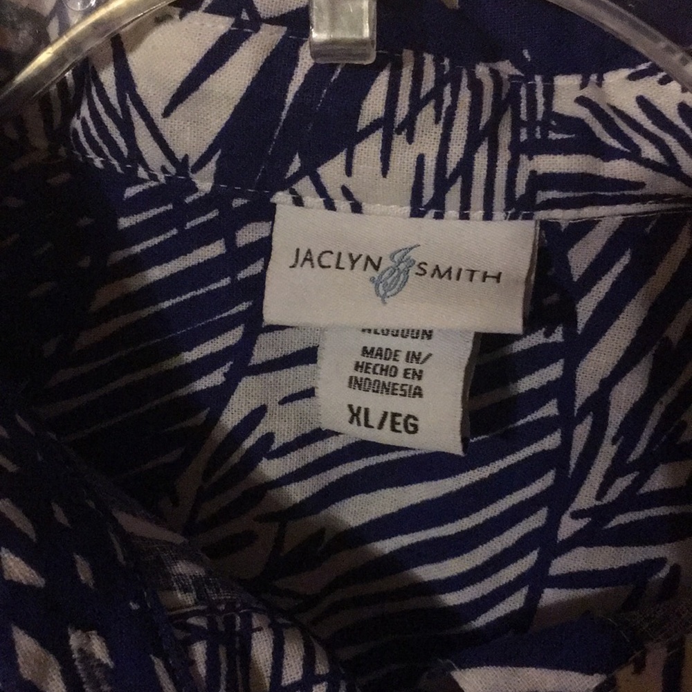 Cute 3/4 sleeve blouse! - Picture 2 of 4