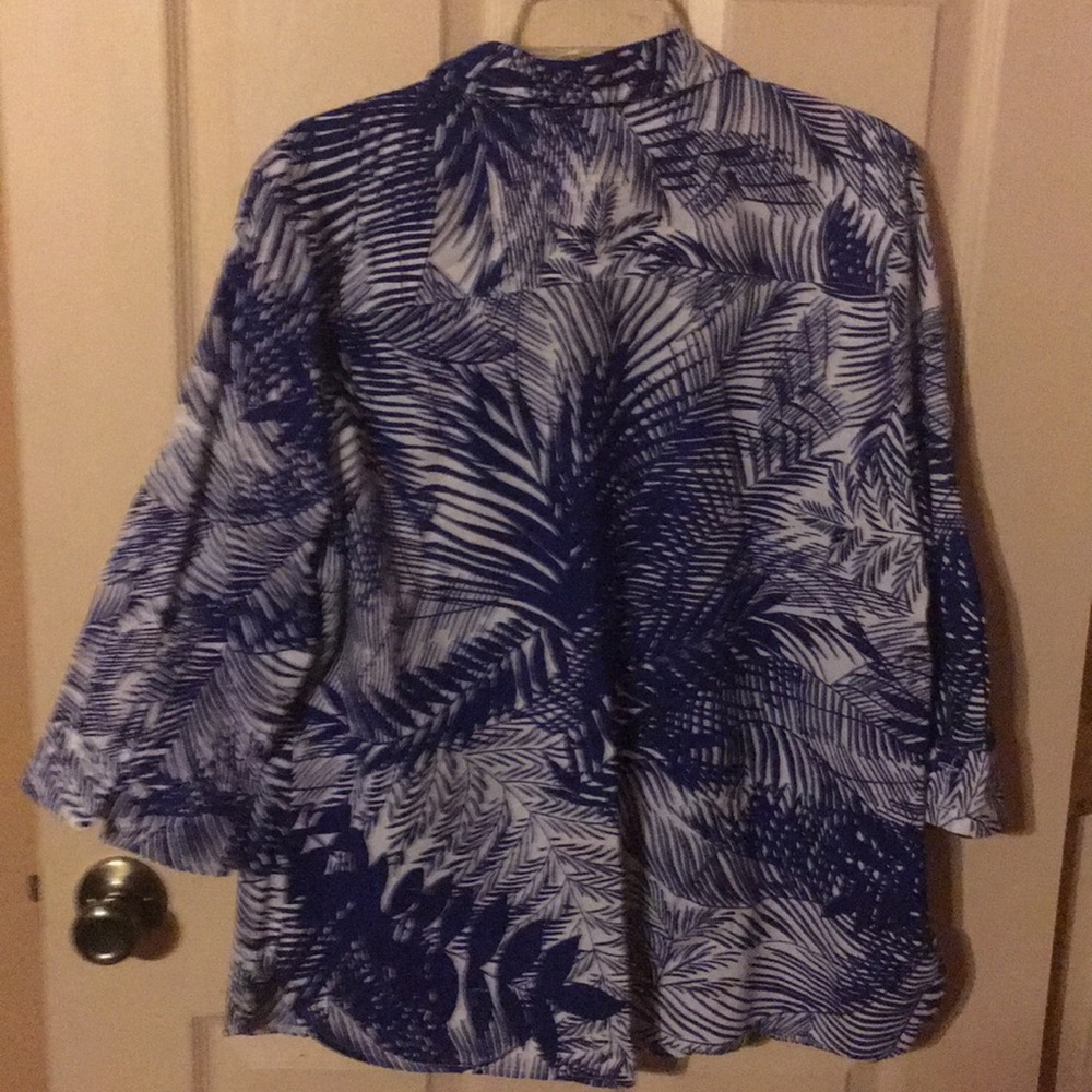 Cute 3/4 sleeve blouse! - Picture 3 of 4