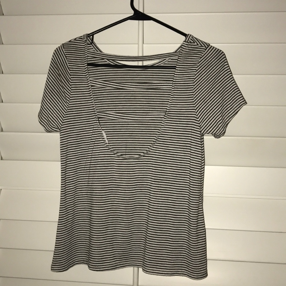 Cute striped shirt w/ back detail!!