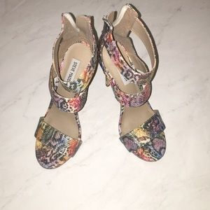 Steve Madden Multicolored snake skin textured heel