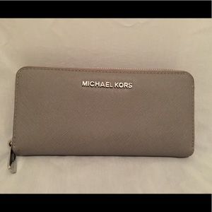 Michael Kors Jet Set Wallet. Excellent condition