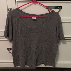 Cropped grey shirt