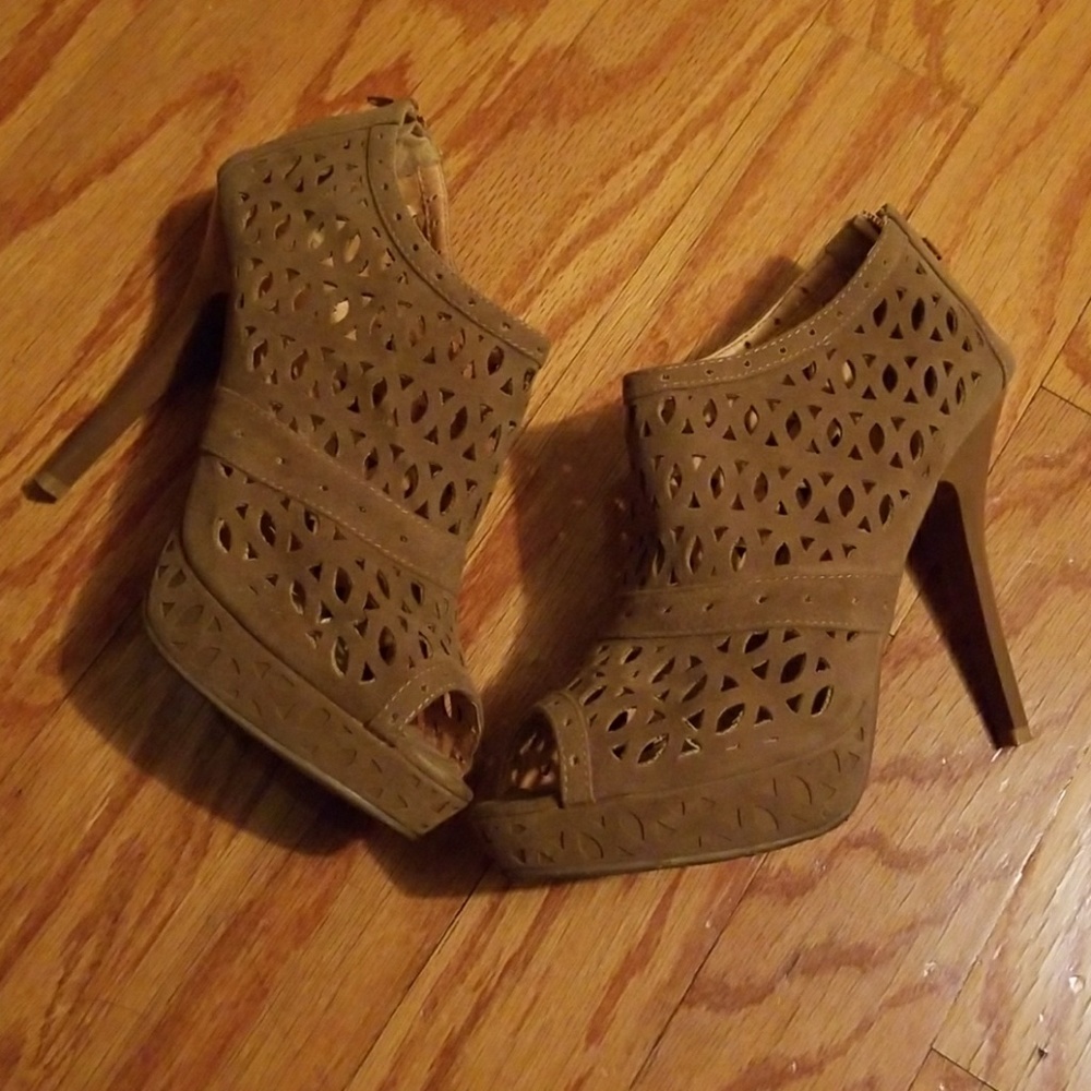 Shoes - Picture 4 of 5