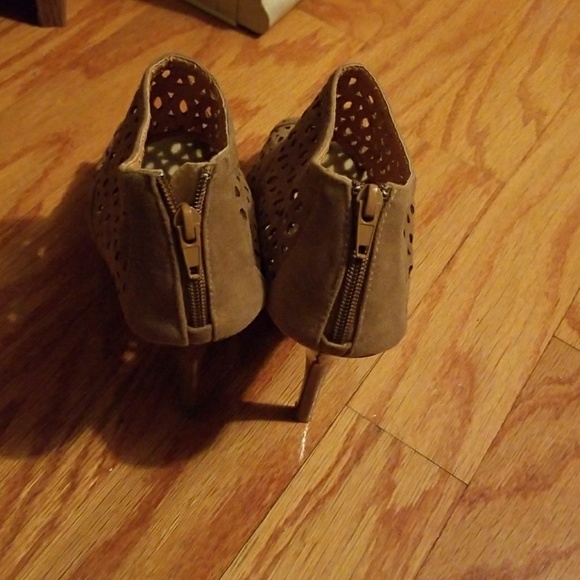 Shoes - Picture 2 of 5