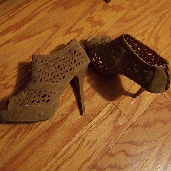 Shoes - Picture 3 of 5