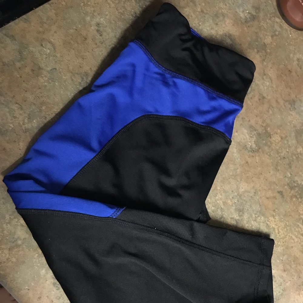 Capri workout leggings by rubber doll