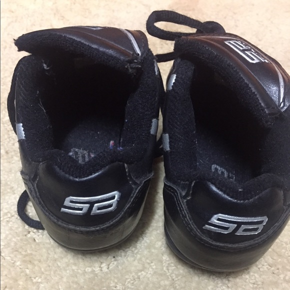 BOYS size 9 1/2 Cleats - Picture 2 of 6