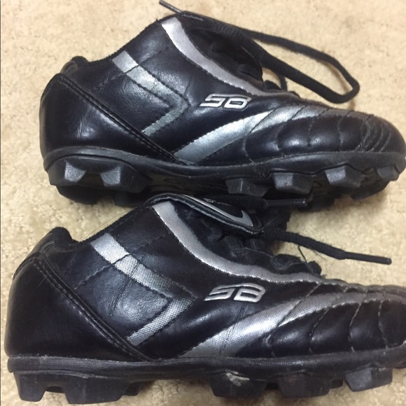 BOYS size 9 1/2 Cleats - Picture 5 of 6