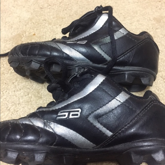 BOYS size 9 1/2 Cleats - Picture 6 of 6