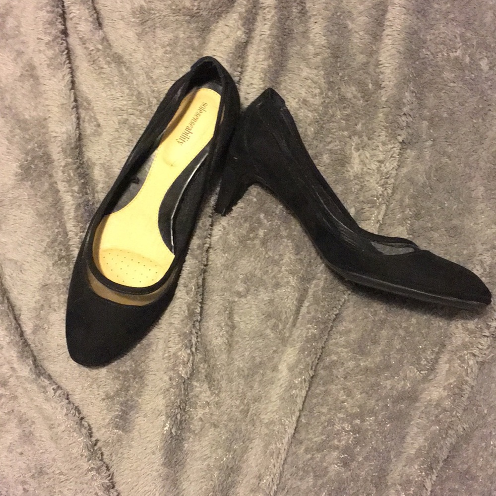 Black vintage-inspired pumps